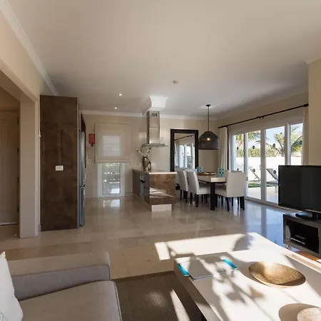Puerto Del Carmen Sleeps 4 Pool Air Con Wifi Villa Puerto del Carmen (Lanzarote)